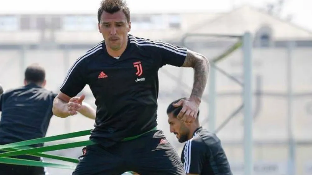 Mario Mandzukic entrenando duro con el cuadro de Turín