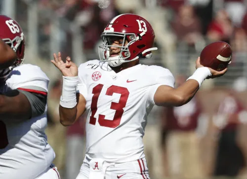 AP Tua Tagovailoa durante un juego de Alabama