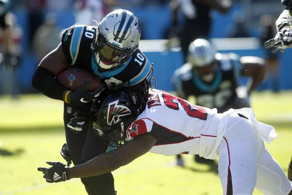 AP Desmond Trufant derribando a Curtis Samuel