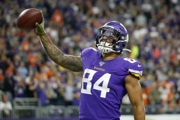 AP Irv Smith celebra su anotación con Vikings