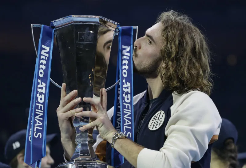 AP Tsitsipas con trofeo de la Copa Masters de ATP