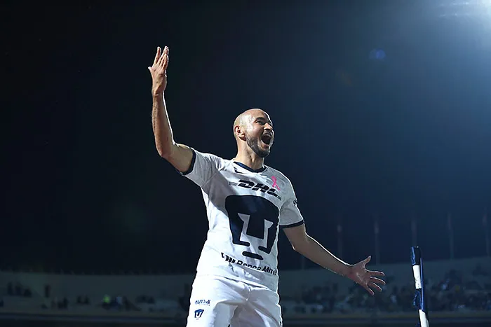 González, en festejo con Pumas