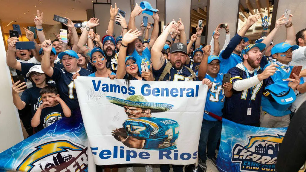 TWITTER @Chargers Fanáticos nacionales mostrando su apoyo a Philip Rivers