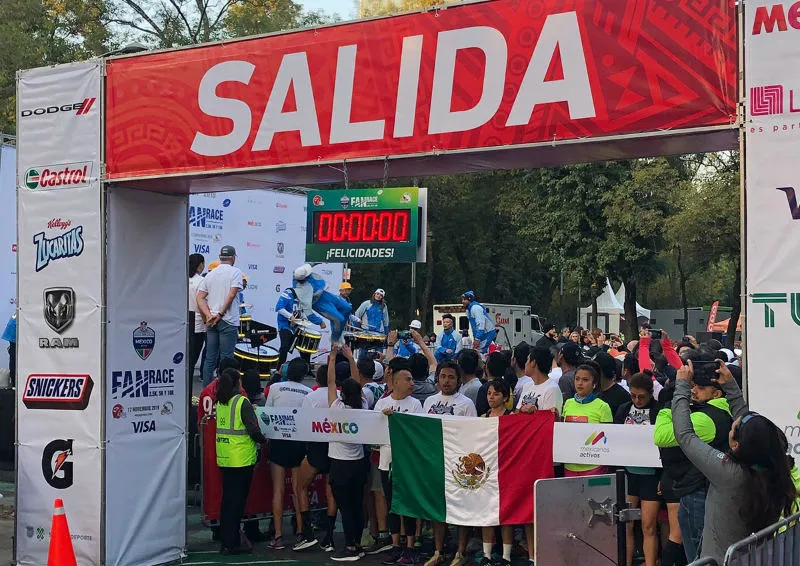 TWITTER: @NFLMX Participantes en zona de salida del NFL Fan Race