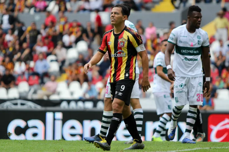 Omar Bravo en la derrota de Leones Negros
