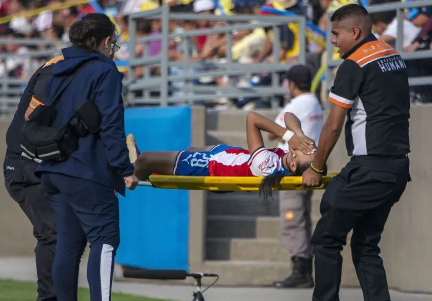 Ana Huerta abandona el campo por lesión