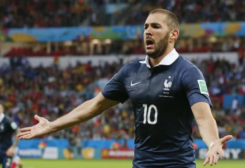 El 'Gato' se lamenta durante un duelo de Les Bleus