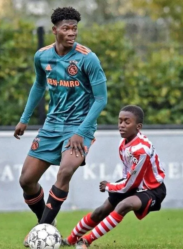 CORTESÍA David Easmon conduce la redonda durante un juego