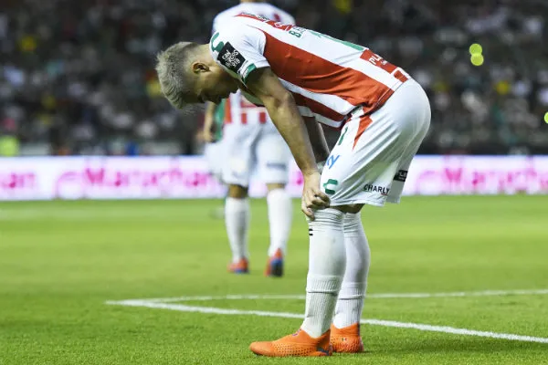 Brian Fernández lamentándose en un partido de Liga MX