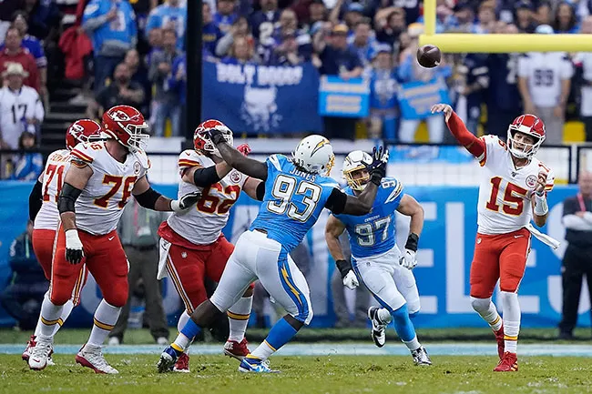 Mahomes lanza el ovoide en el duelo contra Chargers