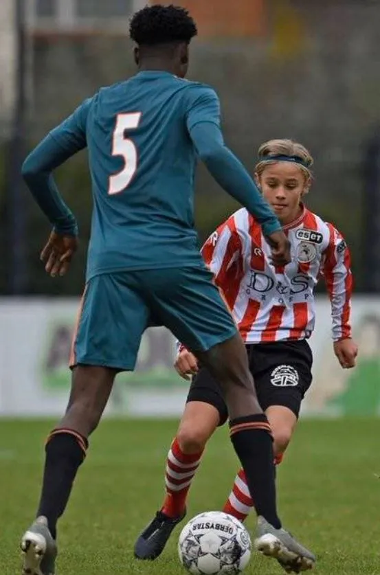 CORTESÍA Easmon gana el balón contra un rival