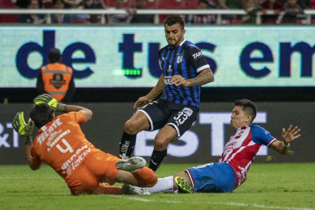 El arquero de Chivas con destacada actuación ante el Querétaro