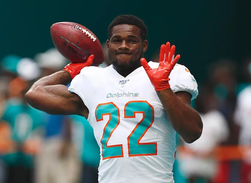 AP Mark Walton calentando con los Dolphins