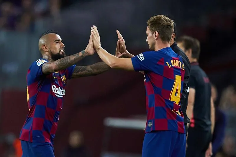 EFE Vidal y Rakitic se saludan en un juego del Barcelona