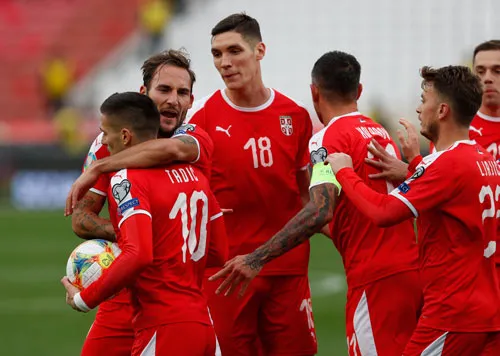AP Dusan Tadic festeja un gol en el Serbia vs Ucrania