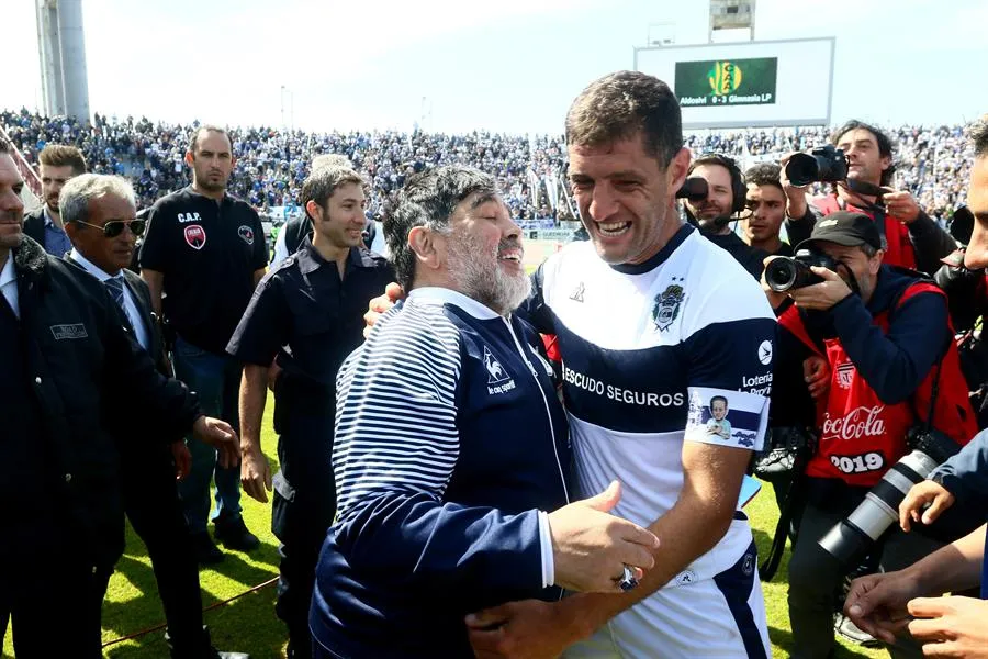 EFE Diego Maradona festeja la victoria de Gimnasia y Esgrima La Plata