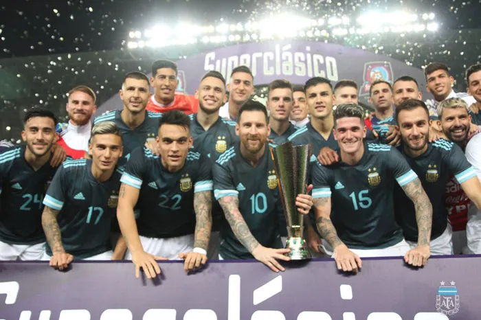 Jugadores de Argentina posan con un trofeo