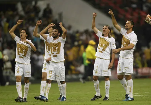 MEXSPORT Jugadores de Pumas celebran el triunfo vs América en el Azteca