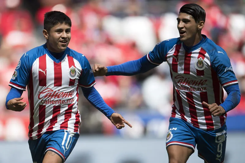 MEXSPORT López festeja con Pulido un gol con Chivas