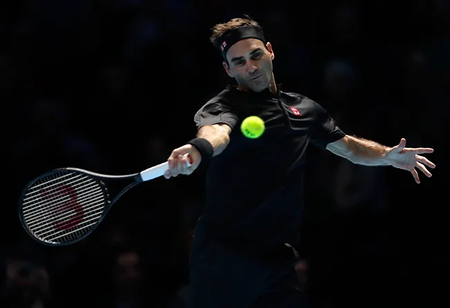 AP Federer golpea la pelota en un juego del ATP Finals