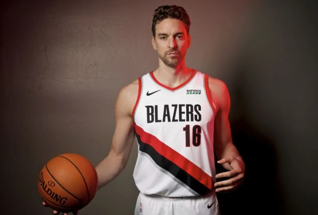 Pau Gasol posa para la lente en un promocional de Portland