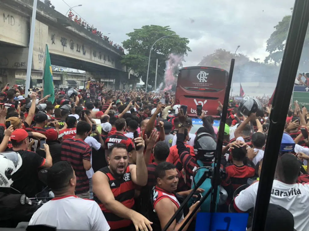 TWITTER @Flamengo El camión del Mengao rodeado de fanáticos