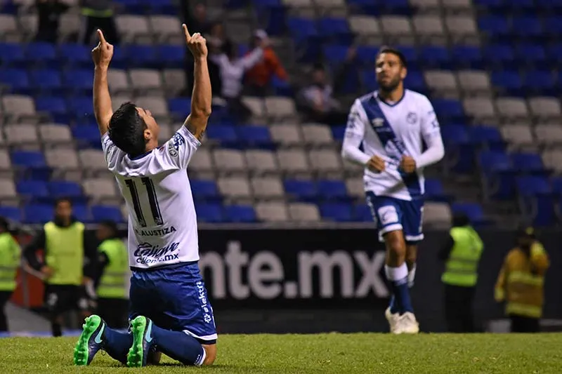 Matías Alustiza celebra un gol con Puebla