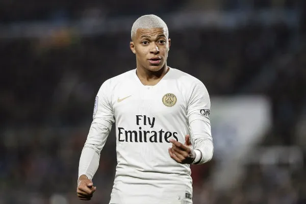 AP Kylian Mbappé en acción con PSG