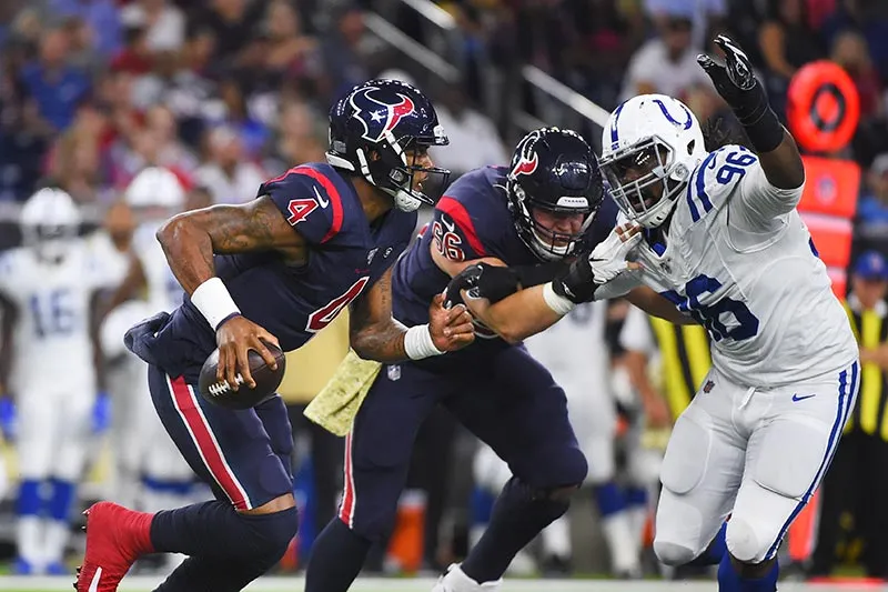 AP DeShaun Watson elude la presión de Colts