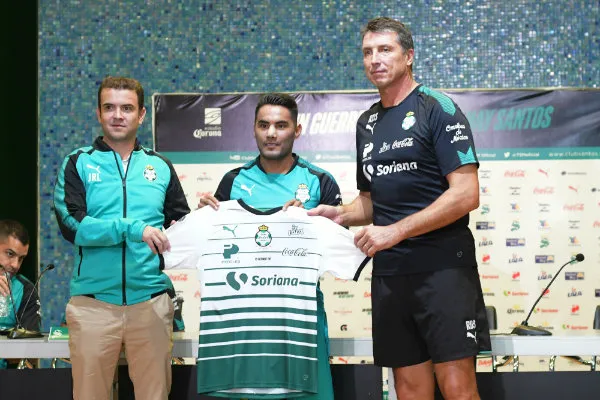 MEXSPORT José Juan Vázquez presentado como jugador de Santos con Robert Dante Siboldi