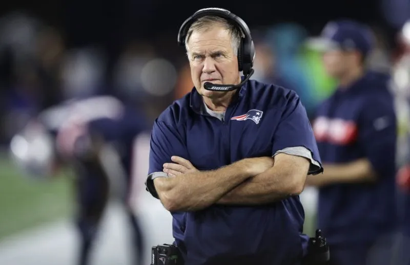 AP Bill Belichick en partido de los Patriots