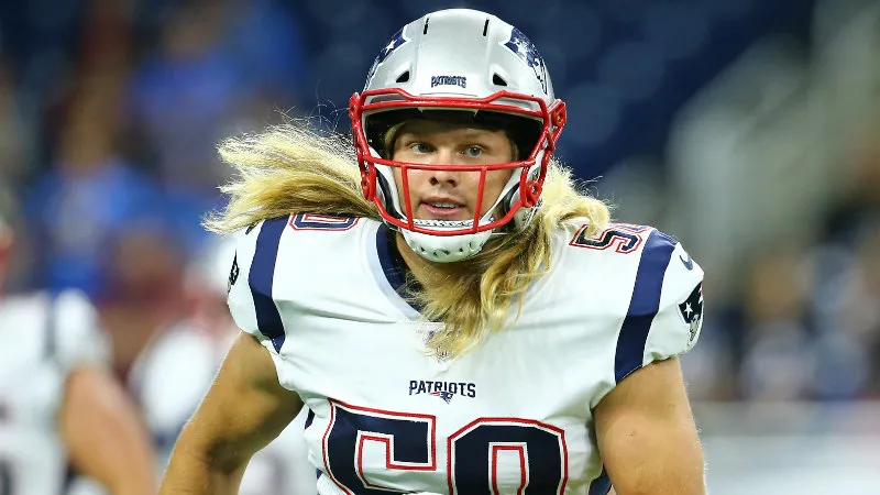 AP Chase Winovich en partido de la NFL