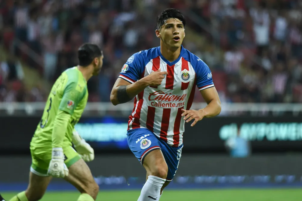 Alan Pulido después de anotar a Gallos Blancos