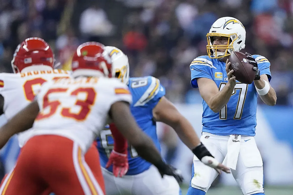 Jugadores de Chiefs y Chargers en juego