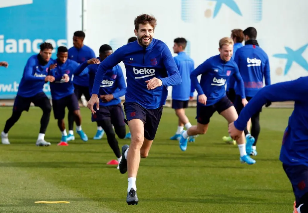 FACEBOOK FC BARCELONA Piqué en un entrenamiento con el Barça