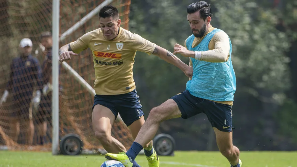 MEXSPORT Iturbe y Quintana disputan un balón en la práctica