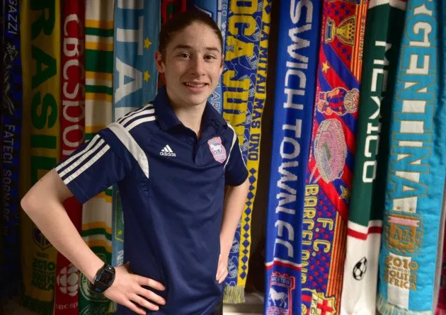 Twitter: @EAZTECASMX Marcelo Flores en presentación con el Arsenal