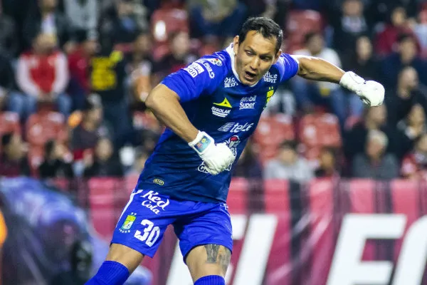 Rodolfo Cota celebrando una anotación ante Xolos