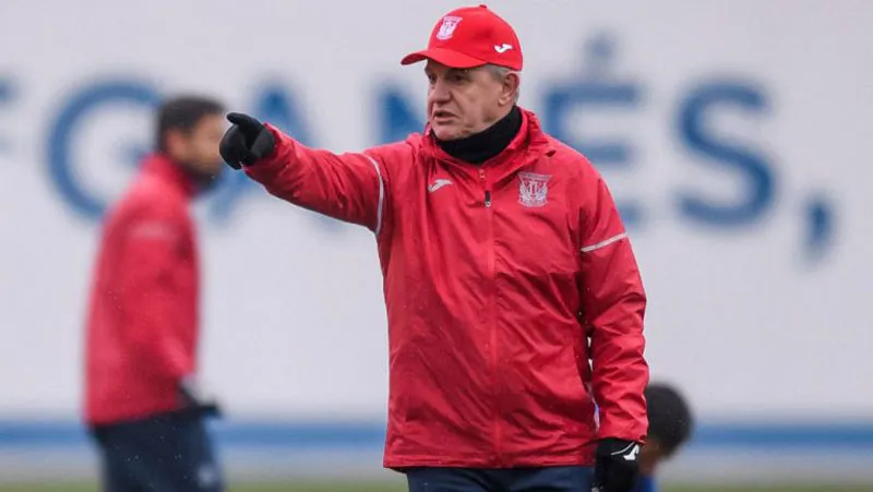 Aguirre da instrucciones en una sesión del Leganés