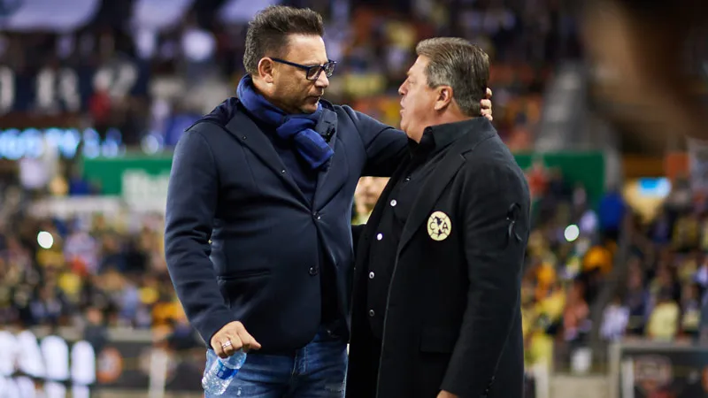 Turco y Piojo se saludan previo a un duelo