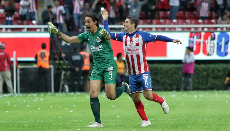IMAGO7 Toño y Brizuela festejan en el Chivas vs Veracruz