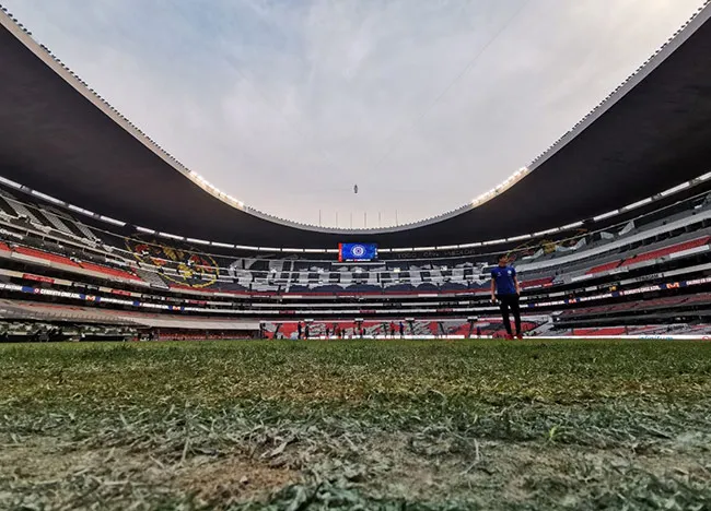 Césped del Azteca, en mal estado