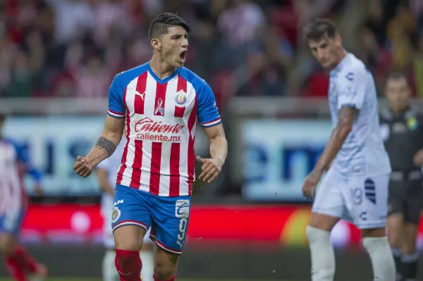 Alan Pulido celebrando una anotación con Chivas
