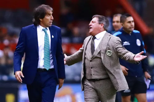 IMAGO7 Almada y el Piojo Herrera discuten durante un partido