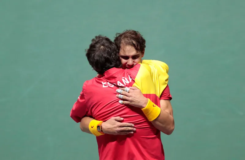 Nadal se funde en un abrazo con Sergi Bruguera