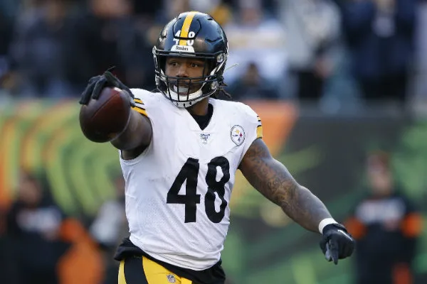 AP Bud Dupree, linebacker de Steelers, celebrando