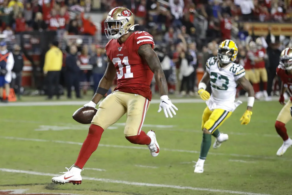 AP Raheem Mostert anota frente a los Packers