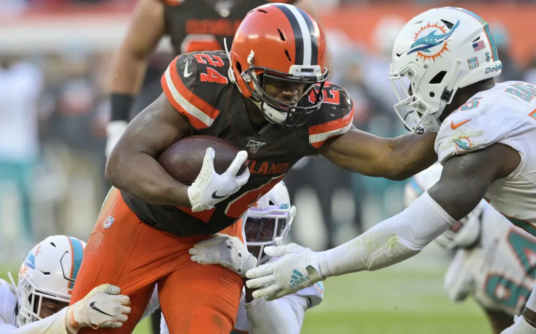 AP Nick Chubb de Browns corriendo con el balón