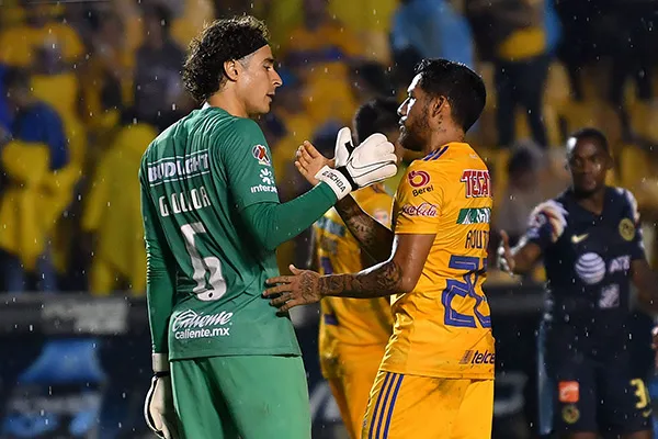 IMAGO7 Ochoa y Aquino se saludan después de un Tigres vs América