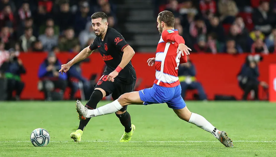 ATLÉTICO DE MADRID Héctor Herrera, en acción contra el Granada